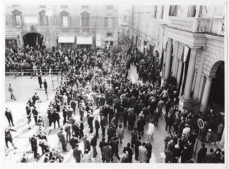 Gattatico-Reggio Emilia, 27-30 marzo 1970, Funerali di Alcide Cervi, folla di persone in Piazza Prampolini in attesa di entrare nella camera ardente ad omaggiare la salma di Papà Cervi